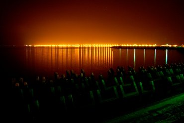從碼頭望向跨海大橋的夜晚燈火景致，其實站長覺得滿失敗的！