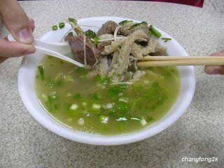 牛肚，牛肉，牛舌等等搭配燉煮的牛雜湯