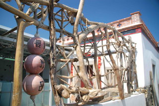 二崁南瓜館的裝飾是利用海邊撿的木頭還有不用的魚具