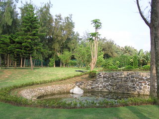 園內有一玄武岩堆砌而成的小蓮花池