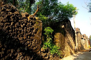 泥灰剝落，裸露出整片的老古石牆，這就是澎湖古厝建築最該保有的特色與意象