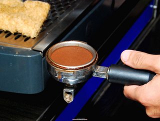 完美的填壓在煮咖啡時可由完整咖啡餅來判斷
