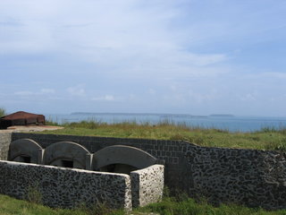 遠方的島嶼就是虎井，東台古堡主要目的就是扼守馬公港以南的海域