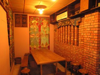 紅磚砌成的牆壁，加上巨幅的門板神祉畫像，把用餐環境帶回50年代