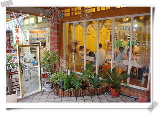 鞦韆造型的吊椅，店內共有兩桌，常有客人點名必須坐在這兩桌，非常受歡迎