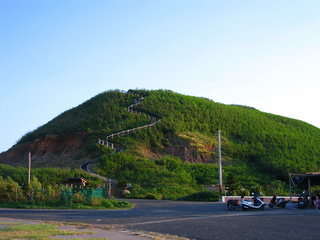 夕陽餘暉下的五孔頂山頭
