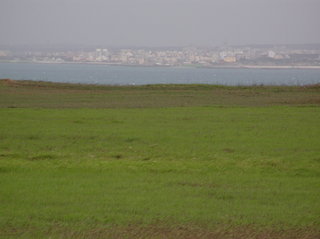 二崁草原面向馬公方向，坐在草地上隔著澎湖內海，剛好可以遠眺馬公市景