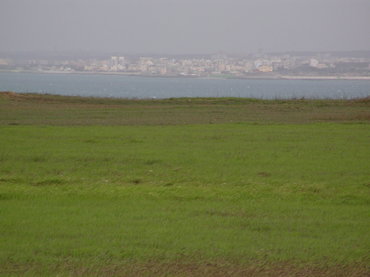 二崁草原面向馬公方向，坐在草地上隔著澎湖內海，剛好可以遠眺馬公市景
