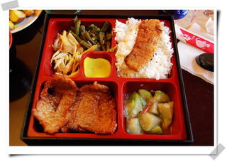 照燒排骨飯，特別醃製的烤肉片，吃起來香甜多汁