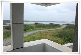 民宿前方就是海景、草原及涼亭