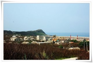 要爬上東吉草原前，居高臨下眺望東吉港口海景