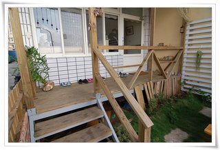 庭院木梯而上便是咖啡店