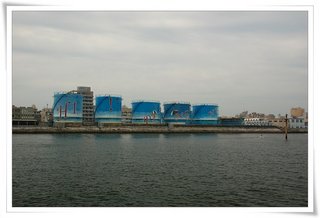 彩繪油桶的另一面，在海面上才看的到呢