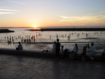 這一張照片就是觀音亭海堤還沒搭建西瀛虹橋前拍的夕陽，視野上比較遼闊也比較有粗獷豪邁的氣勢