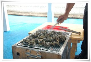 烤的時候記得牡蠣的開口位置要朝向沒人的地方