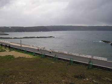 臥牛旁的賓海道路，照片中公路指向左方的方向就是前進月鯉港