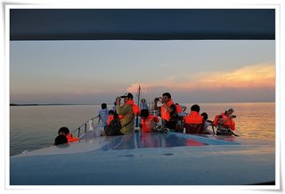 出發前往南方海域，途中大家紛紛拿出相機拍夕陽
