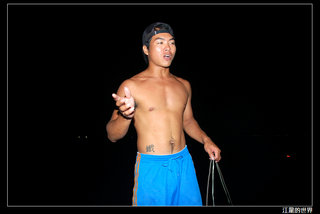 新來發夜釣小管-小鐵會跟大家介紹下網的過程與知識，讓大家瞭解過去澎湖漁夫抓小管的方式
