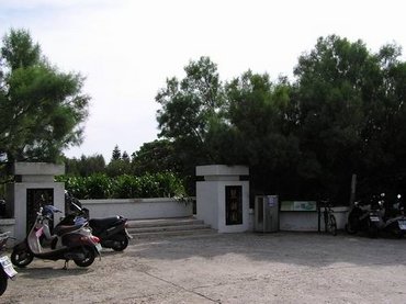 205縣道上頭的雙湖園入口，門口停了不少機車，其實並非入園參觀的，而是阿兵哥偷騎車車啦！