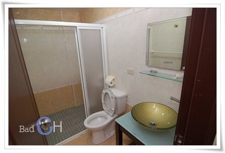 四人房內乾淨的衛浴設備