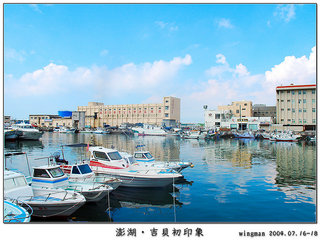 照片中間那棟黃色建築物就是製冰廠，這是彩繪前的製冰廠模樣