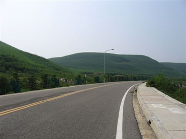 西嶼濱海公路的公路不能用筆直來形容，得用彎彎曲曲來說明