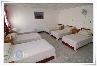 寬廣的六人房乾淨又便宜，一人一張床