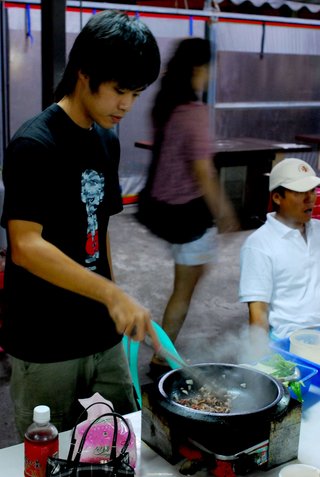 服務生帥哥會先替客人將鍋底附贈的肉類，與配料炒味