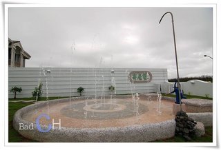 庭院還特地設置了戲水池，小朋友也可以放心的玩水