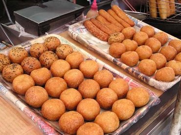 除了炸粿,這個攤子也有賣春捲跟炸棗
