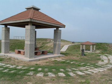 從觀海別墅旁的小路可以灣上觀星公園，山上有幾座石造涼亭可以鳥瞰山水漁港