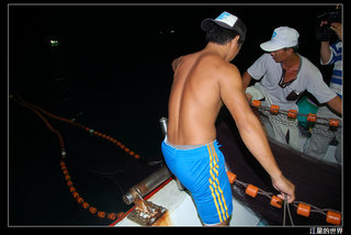 新來發夜釣小管-小鐵會跟大家介紹下網的過程與知識，讓大家瞭解過去澎湖漁夫抓小管的方式