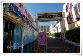 位於馬公市中心的國軍英雄館，門外的民生路下午開始會聚集不少小吃營業到深夜
