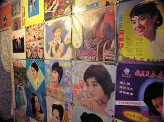 古厝內牆壁上貼滿了50年代的電影海報跟唱盤外裝紙
