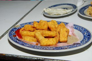 外酥內嫩的炸豆腐可以沾胡椒粉或蕃茄醬！推！
