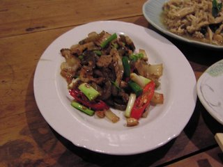 這就是很有客家風味的酸瓜炒肉，真的滿酸的囉