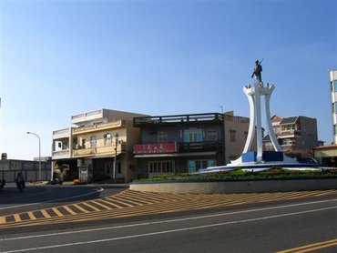 在隘門空軍紀念碑的左手方有家美而美，旁邊就是隘門火雞翅店家