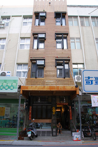 民宿外觀悉數以木板包裹