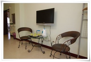 四人房內擺有藤製茶几