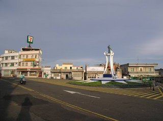 接著你就會看到隘門空軍紀念碑