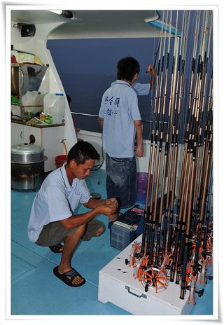 到達定點後員工們開始幫遊客們裝設餌具跟釣竿囉