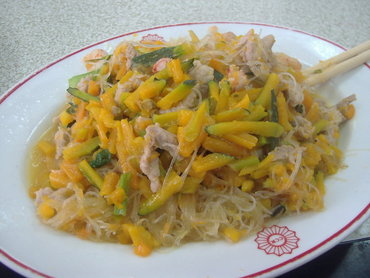 南瓜炒米粉，以前在澎湖這是不起眼的餐食，現在搖身一變身價非凡，好不好吃就在南瓜跟米粉的比例以及老闆肯不肯下點海鮮下去炒
