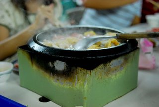 熱騰騰的鍋底正冒著煙