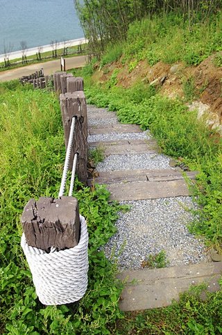 爬上大果葉住狀玄武岩頂，視野遼闊可以遠眺馬公與俯瞰大果葉海濱