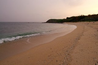 沙灘面朝東方，所以夕陽在背後的地平線上